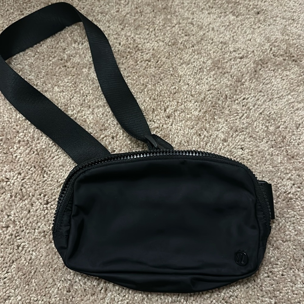Lululemon belt bag, great condition